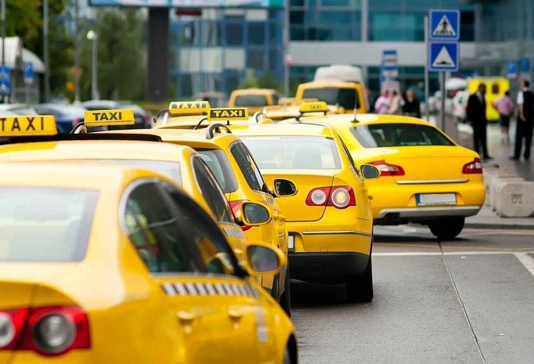 Таксопарк из 13 автомобилей