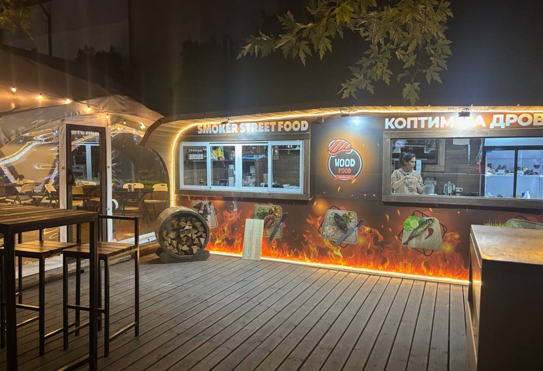 Фудтрак с крытой собственной площадкой в крутой локации Минска.